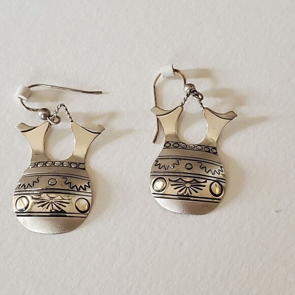 Vintage Jewelry - NAVAJO 925 Sterling Silver‎ - Vintage Vase Etched Detail Drop Earrings